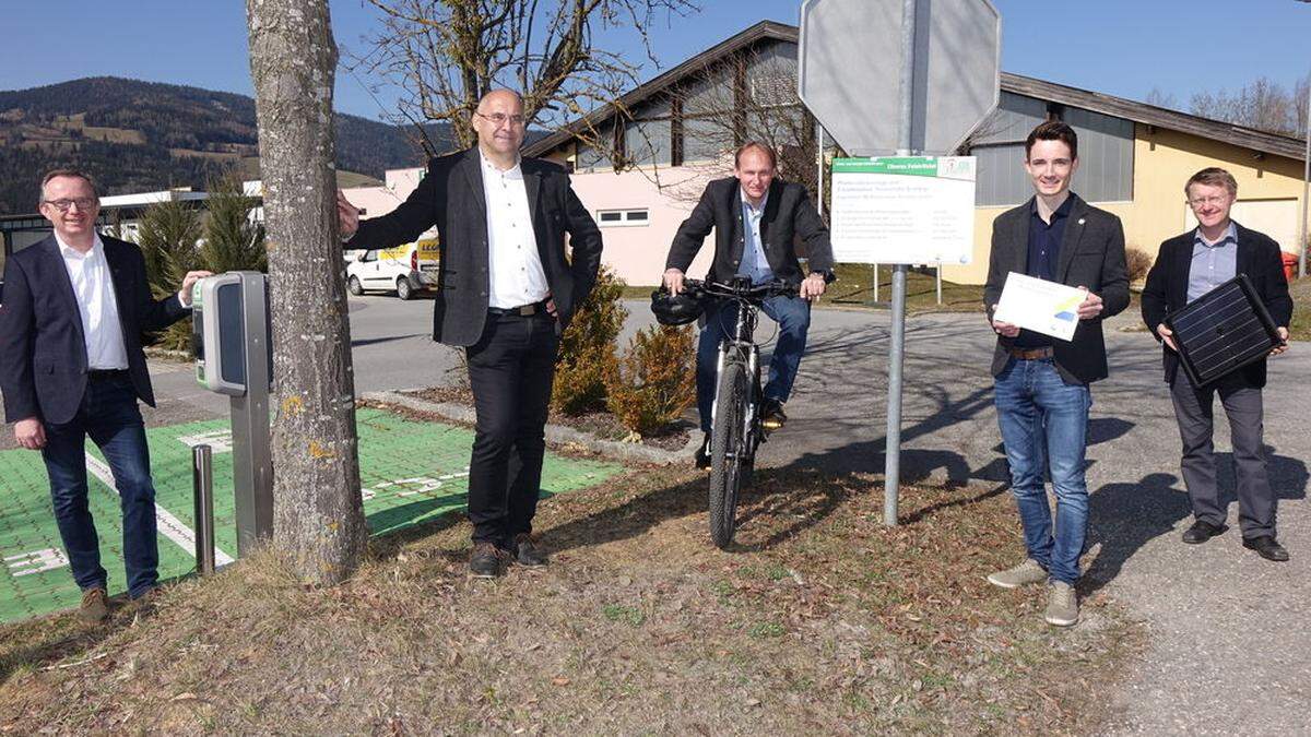 Vizebürgermeister Robert Reitbauer, Vizebürgermeister Karl Schneeflock, Bürgermeister Oliver Felber, KEM-Manager Simon Schalk und Hubert Steiner (SUREnergy)