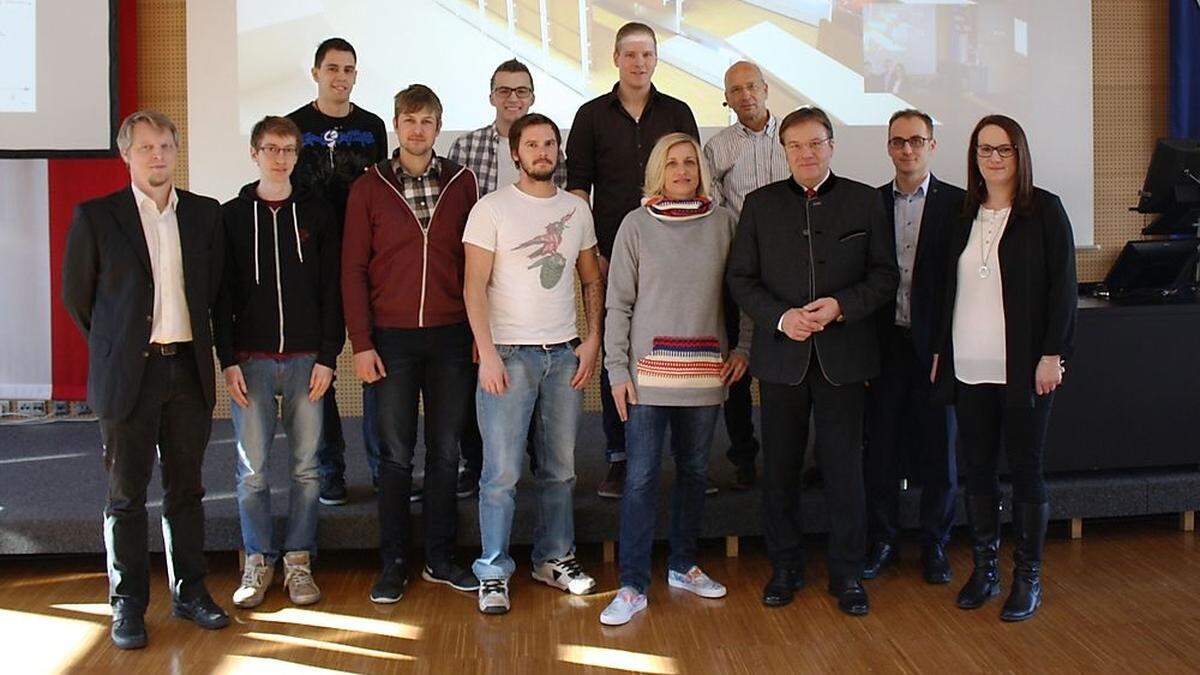 Landeshauptmann Platter machte sich beim Besuch bei den sieben Lienzer Mechatronik-Studienpionieren und dem Uni-Team vor Ort ein Bild über das dislozierte Bachelor-Studium Mechatronik, das seit Herbst in Lienz angeboten wird