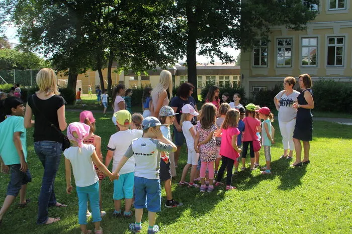 Kinder der Volksschule und der beiden Kindergärten hatten bei der Umsetzung tatkräftig mitgeholfen.