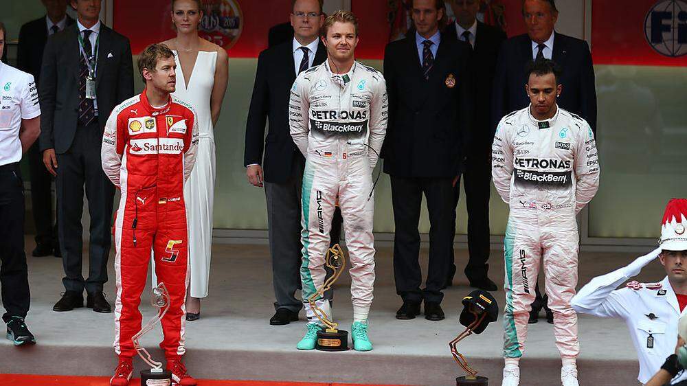 In der Ehrenloge: Der Zweitplatzierte Sebastian Vettel, Sieger Nico Rosberg und Lewis Hamilton (3./von links)