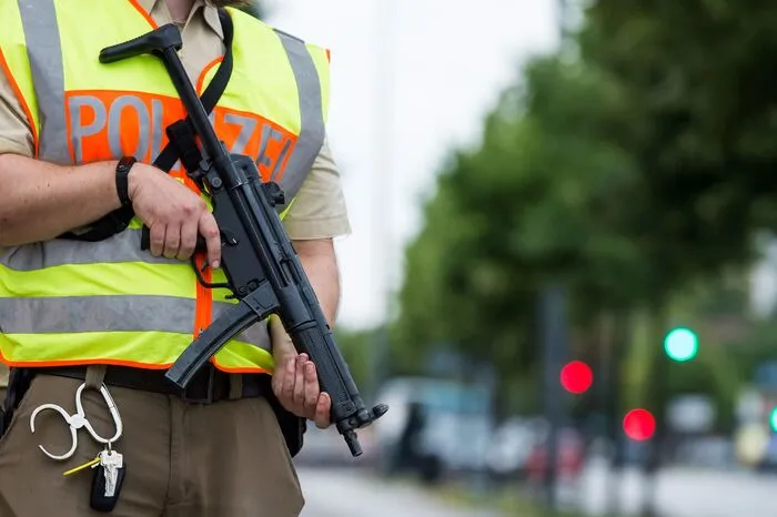 Die Polizei warnte vor einer "akuten Terrorlage". Drei Männer mit "Langwaffen" seien auf der Flucht. Die Stadt rief den "Sonderfall" wegen einer "Amoklage" aus. In der Stadt herrschte Panik.