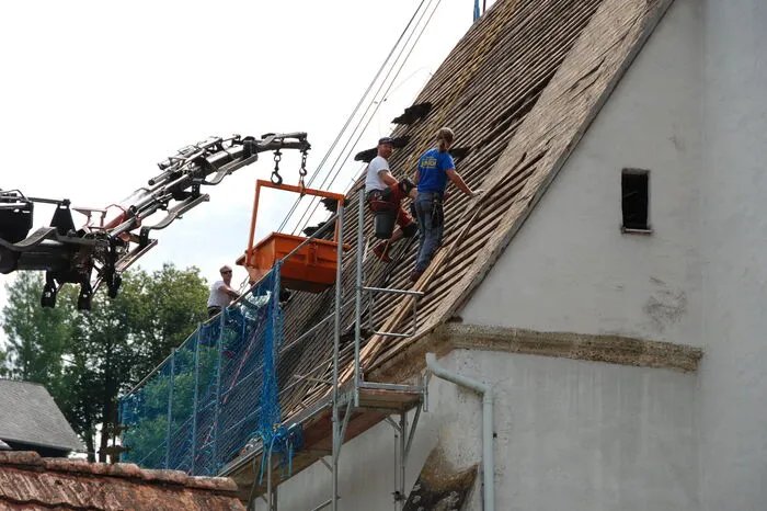Das Dach wird mit Lärchenschindeln aus österreichischem Holz gedeckt.