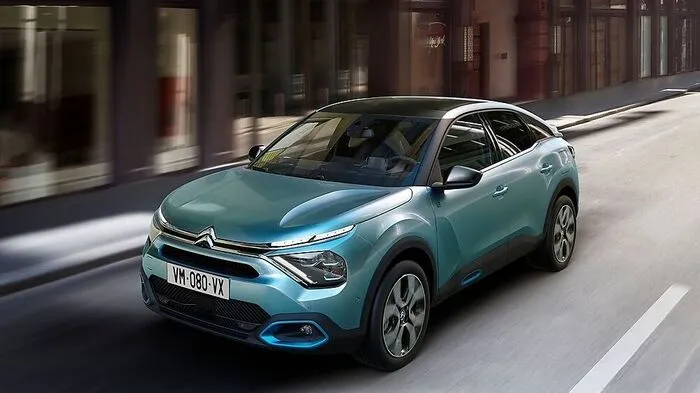Zu den sieben Finalisten zählte der neue Citroën C4, der zum Crossover mutiert ist und als Benziner, Diesel und Stromer zu haben sein wird. Der Stromableger wird unter dem Namen ë-C4 firmieren und hat eine maximale Leistung von 100 kW (136 PS) und einen Aktionsradius von bis zu 350 Kilometern, gemessen nach dem WLTP-Zyklus.