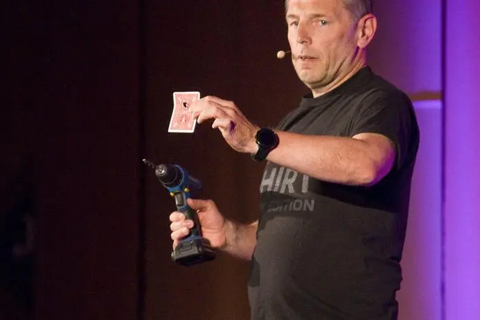 Doch Martin Kosch kann nicht nur erzählen – er kann auch zaubern. Als zweifacher Staatsmeister im Comedy-Zaubern streute er immer wieder kleine Illusionen in seine Show ein.