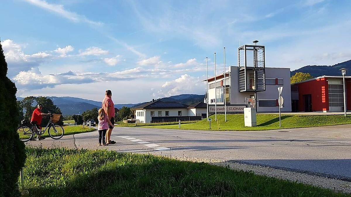 Von der Rotkogelstraße aus müssen einige Kinder über die stark befahrene Gemmers- dorfer Landesstraße