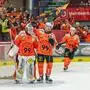 Manuel Ganahl und Keeper Maxime Lagace, die eine starke Serie gespielt haben 