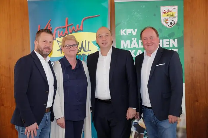 Der Kärntner Fußballverband, v.l. Thomas Jank, Tamara Krammer, Martin Mutz und Gerhard Engl