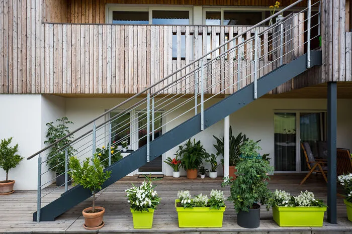 Begeistert ist die Familie von der neuen Freitreppe, die direkt von der Terrasse in den Garten führt. Hat man sich früher fast immer nur im Haus aufgehalten, hat sich die Wohnsituation nun ins Gegenteil verkehrt.