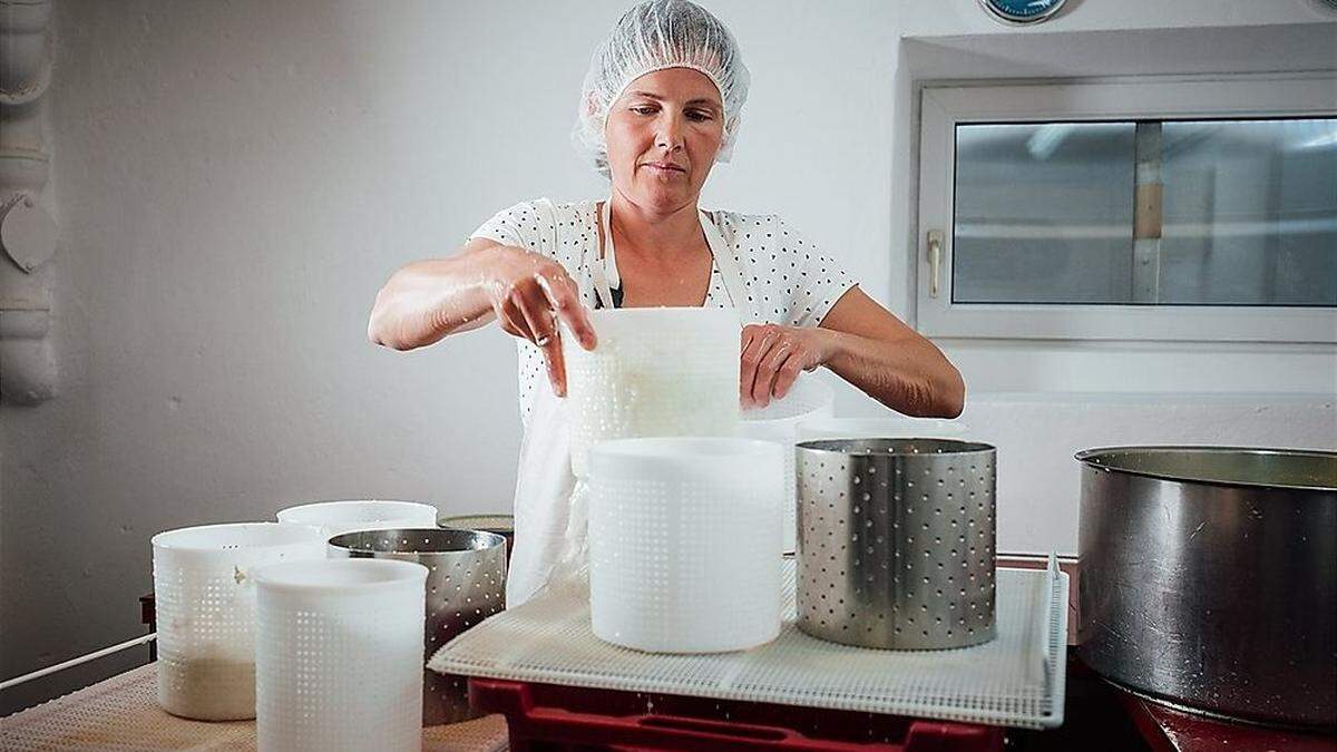 Sennerin Elisabeth Wibmer produziert Käse aus Schaf- und Ziegenmilch