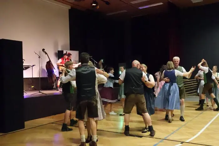 Die Band „Ligist3“ versorgte die Gäste mit aufgeweckt-steirischer Live-Musik und nebenan legte DJ Nike im Disco-Bereich auf.