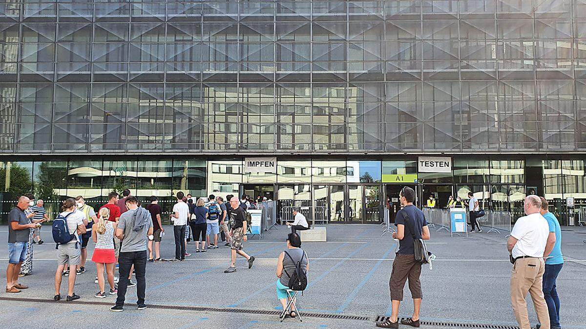 Lange Schlangen vor dem Impf-Eingang bildeten sich bereits Samstagfrüh rund um die Messehalle A in Graz