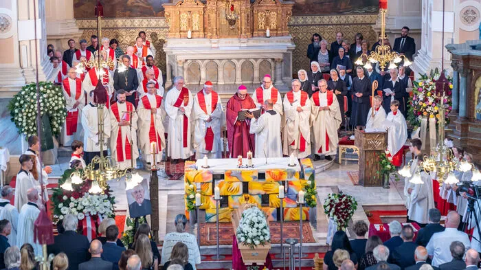 Hunderte Weggefährten, Unterstützer, Schutzbefohlene, Vertreter der Politik sowie seine Familie haben am Samstag in der St. Vinzenz-Kirche in Graz-Eggenberg sowie dann am St. Leonhard-Friedhof Abschied vom Grazer "Armenpfarrer" Wolfgang Pucher genommen.