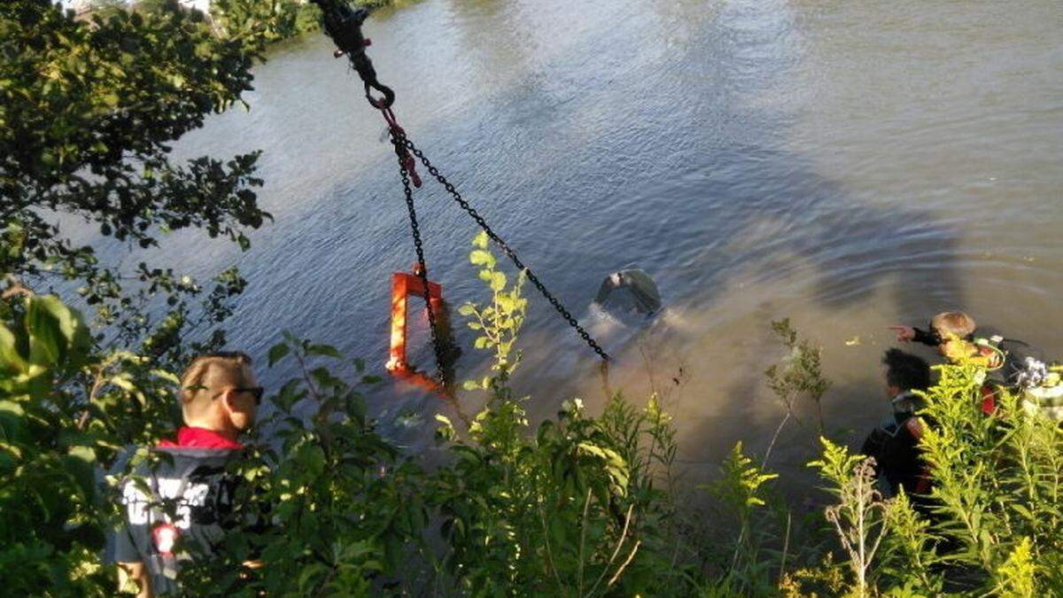 Die Feuerwehren Lebring, Leitring und Kaindorf bargen die Walze aus dem Wasser