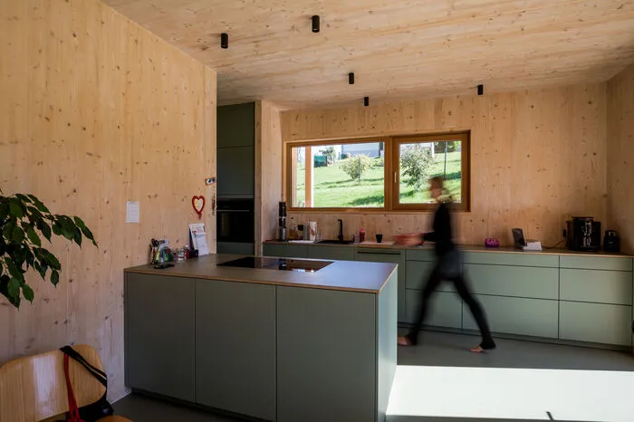Angelegt ist das Haus auf drei Ebenen. Die Eingangsebene ist als öffentlicher Bereich mit Garderobe und Büro konzipiert. Der erste Stock beherbergt den offenen Wohnbereich mit Küche, ...
