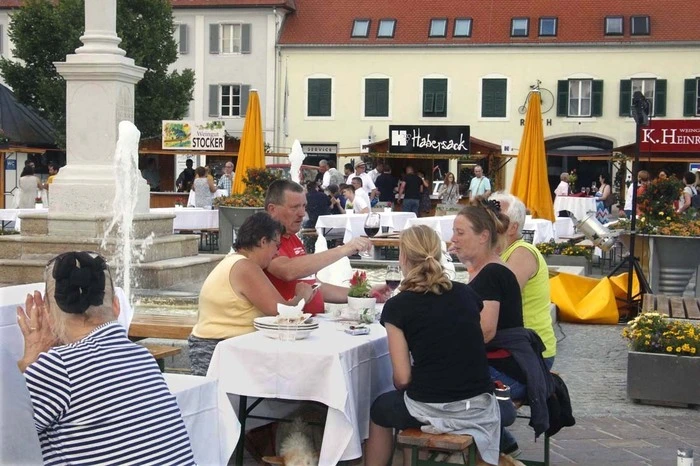 ...zum elften Weinkulinarium auf den Hauptplatz im Stadtzentrum.