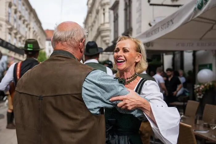 Ein Mann und eine blonde Frau tanzen