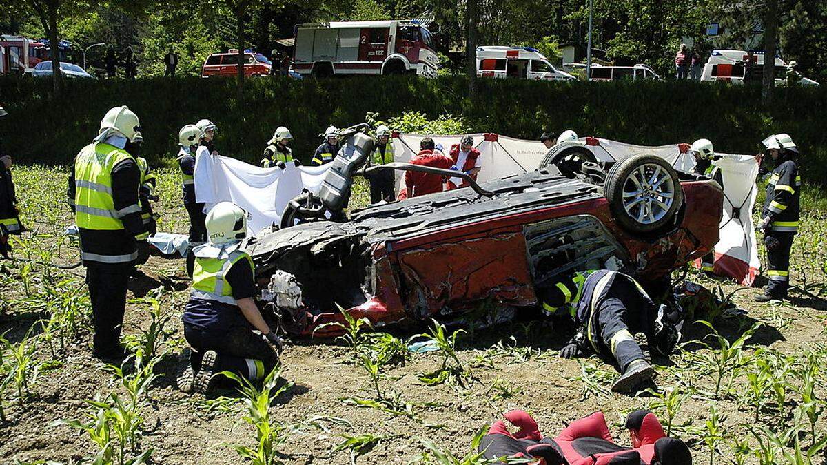 In Villach erlitt ein Pensionist einen Herzinfarkt am Steuer. Er erlag nach dem Unfall im Krankenhaus den Verletzungen