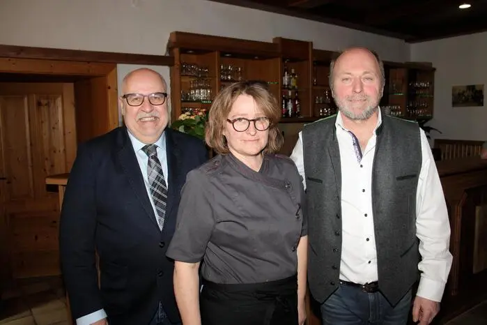 Auch Bürgermeister Kurt Riemer (l.) gratulierte den Wirtsleuten zur Wiedereröffnung und überbrachte die besten Wünsche.