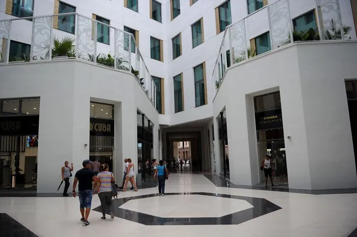 Das Fünf-Sterne-Hotel hat 246 Zimmer, davon 50 Suiten, einen Swimming Pool auf dem Dach, vier Bars und zwei Restaurants sowie eine Shoppingmeile mit Boutiquen im Erdgeschoß.