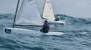 Die Finn-Segler sind komplett auf sich alleine gestellt 