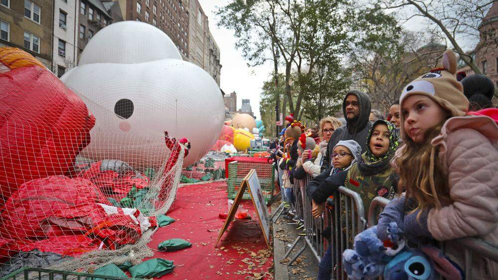 Tausende bestaunten Aufblasen von Thanksgiving-Ballons