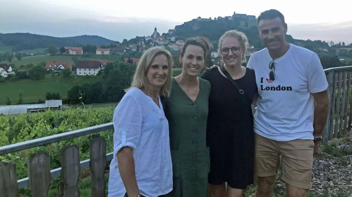 Auf Heimatbesuch geht es für Viktoria Schnaderbeck, Partnerin Anna und ihre Eltern regelmäßig zu einem Buschenschank - etwa nach Riegersburg