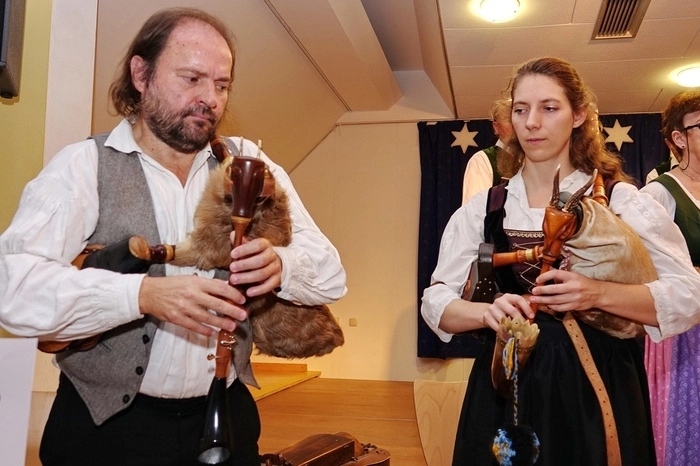 Mitgestaltet wurde der Abend von „Sepp Pichler und Freunden“ mit Volk- und Dudelsackmusik, die auf alten Instrumenten, wie auf einer Drehleier oder auf dem Böhmischen Bock (Dudelsack), auf der steirischen Harmonika, einer Geige, einer Klarinette und einem Bassetl gespielt wurde.