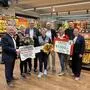 Viele Gratulanten stellten sich bei der Eurospar-Eröffnung ein. Am Bild v. l.: Bürgermeister Josef Ober, Marktleiterin Ingrid Ritz, Spar-Chef Steiermark und Südburgenland Christoph Holzer, Marktleiterin-Stellvertreterin Sabine Pölz, Geschäftsführer Stefan Thaller, Andrea Gollowitsch von Team Österreich Tafel, Stadtamtsdirektor Philipp Huemer, Vizebürgermeisterin Sonja Skalnik