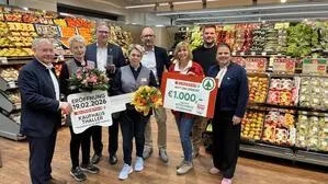 Viele Gratulanten stellten sich bei der Eurospar-Eröffnung ein. Am Bild v. l.: Bürgermeister Josef Ober, Marktleiterin Ingrid Ritz, Spar-Chef Steiermark und Südburgenland Christoph Holzer, Marktleiterin-Stellvertreterin Sabine Pölz, Geschäftsführer Stefan Thaller, Andrea Gollowitsch von Team Österreich Tafel, Stadtamtsdirektor Philipp Huemer, Vizebürgermeisterin Sonja Skalnik