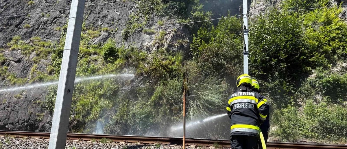 Das Foto zeigt Einsatzkräfte beim Löschen des Brandes