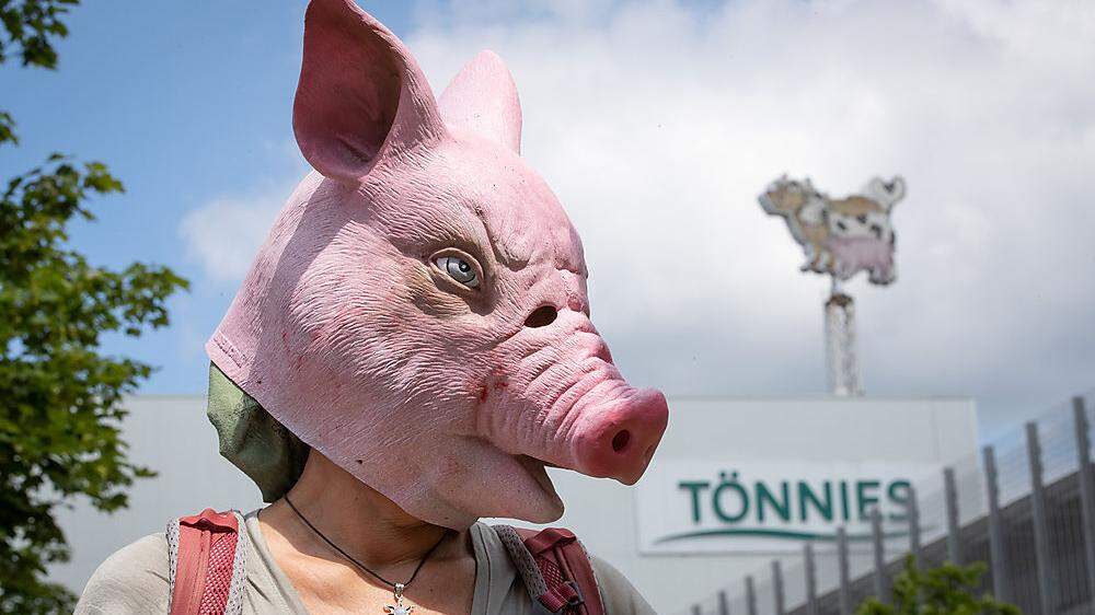 Fleischproduzenten Tönnies ist schwer von Corona getroffen - vor dem Betrieb protestierten am Samstag rund 60 Menschen 