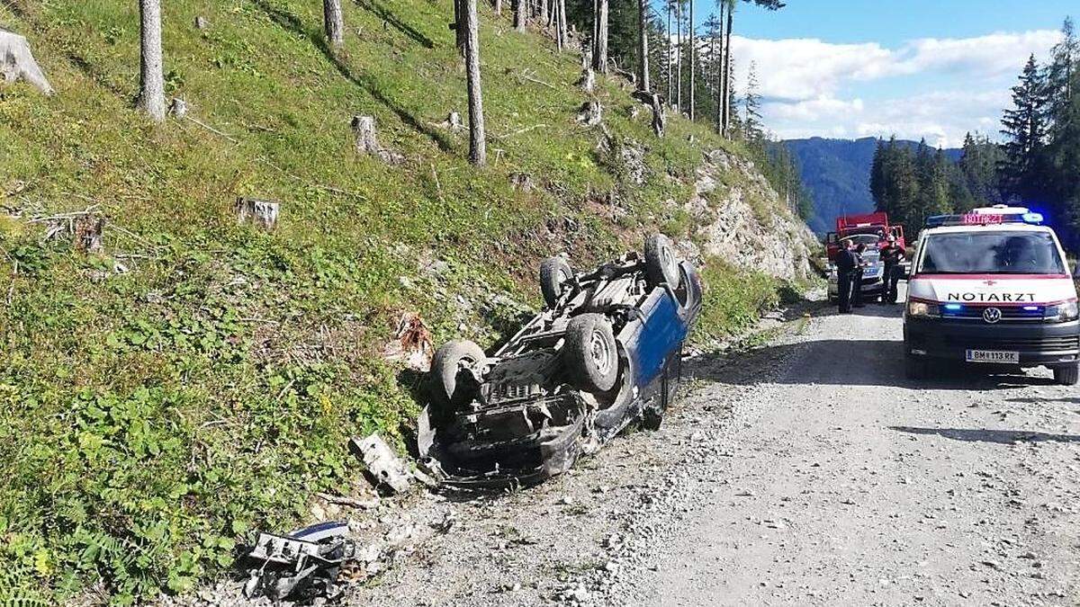 Das Auto hatte sich auf der Bürgeralmstraße überschlagen und kam am Dach zu liegen