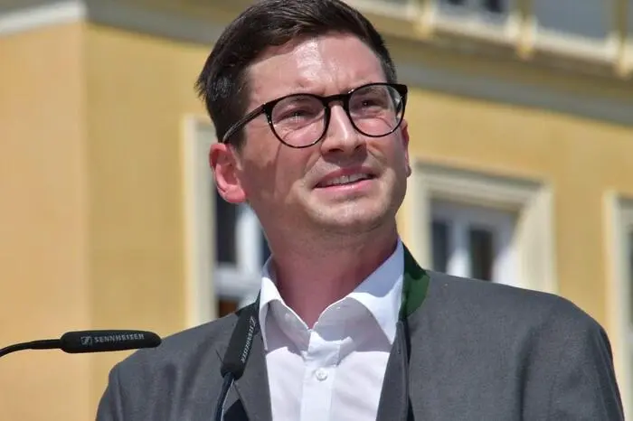 Vizebürgermeister Martin Moser betonte die Bedeutung der Jägerschaft für Wildbestandsregulierung, Naturschutz und die Vermeidung von Schäden in Land- und Forstwirtschaft. Er verwies auf die Notwendigkeit fachlicher Interessenvertretung bei Themen wie Wolf und Naturschutz.