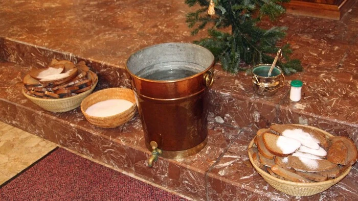 Den feierlichen Auftakt zum traditionellen Stefanireiten bildete die Patroziniumsmesse in der Pfarrkirche, wo Salz und Wasser geweiht wurden.
