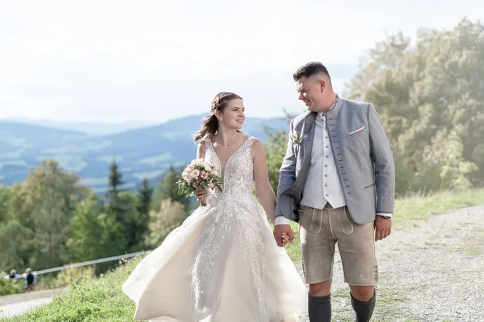 Nach sieben Jahren haben sich Anna-Maria und Dominik Kainer am Standesamt Pöllau bei Hartberg und in der Wallfahrtskirche Pöllauberg das Jawort gegeben. Mit dabei bei ihrem perfekten Hochzeitsfest waren ihre Töchter Leonie (4 Jahre) und Miriam (2). Mit ihrer Familie und Freunden wurde bis in die frühen Morgenstunden getanzt und gefeiert. Zuhause ist die junge Familie beim Schnaps-, Weinbau- und Buschenschankbetrieb Kainer am Schönauberg.