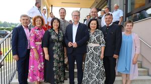 Landeshauptmann Christopher Drexler mit Bürgermeister Gerhard Meixner und Gästen bei der Schuleröffnungsfeier