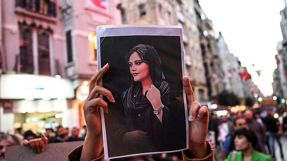 Der Tod der 22-jährigen Mahsa Amini im Polizeigewahrsam hatte im Iran Trauer und Empörung ausgelöst - Proteste waren die Folge