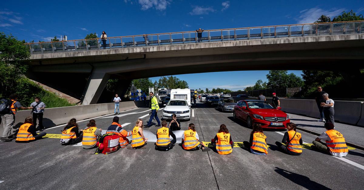 Ab in den Süden : Stau-Chaos zu Pfingsten: Klima-Aktivisten blockierten Autobahnen