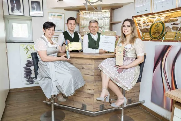 Familie Ertl aus Staudach holte sich den Landessieg mit ihrem Hirschbirnenbrand.