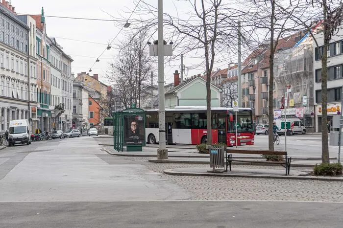Diese Woche fiel die Entscheidung, die Hoffnung macht: Stadt und Land einigten sich auf eine Lösung für die Regionalbusse, deren Parkplätze viel Raum mitten am Platz beanspruchen - sie werden ab Ende des Jahres nur mehr durchfahren und zum Ein- und Aussteigen halten.