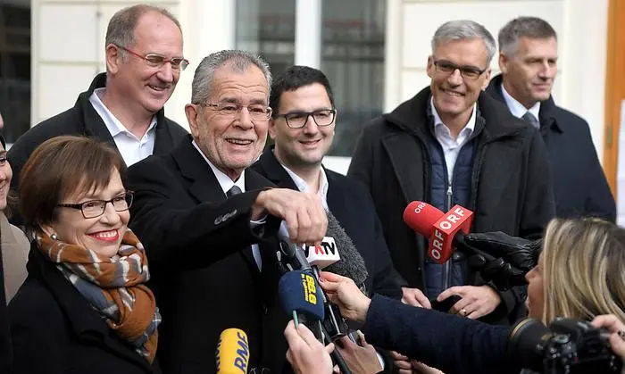 ABD0040_20161204 - WIEN - ÖSTERREICH: Alexander Van der Bellen und seine Frau Doris Schmidauer (l) nach der Stimmabgabe am Sonntag, 04. Dezember 2016, anl. der Bundespräsidenten Stichwahl-Wiederholung in Wien. - FOTO: APA/ROLAND SCHLAGER