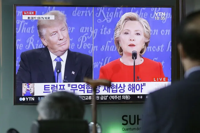 Millionen Zuseher ließen sich die Debatte nicht entgehen. Auch in dieser südkoreanischen Bahnstation in Seoul verfolgten Menschen die Diskussionsbeiträge von Clinton und Trump.