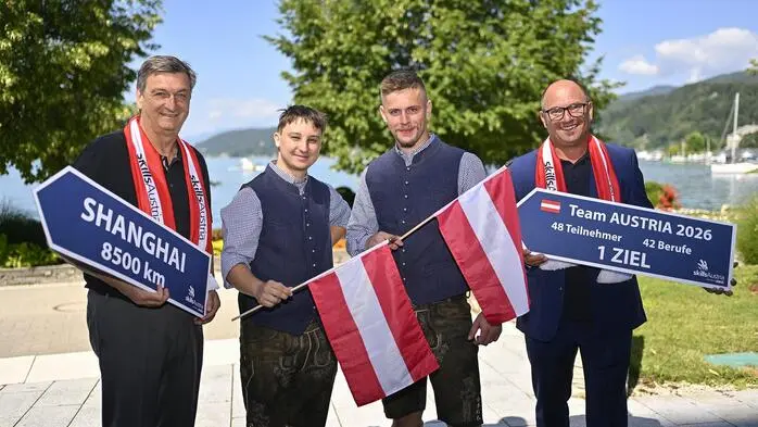 WorldSkills-Teilnehmer Paul Wohlesser und Noah Trettenbrein flankiert von Jürgen Mandl und Jürgen Kraft in Pörtschach
