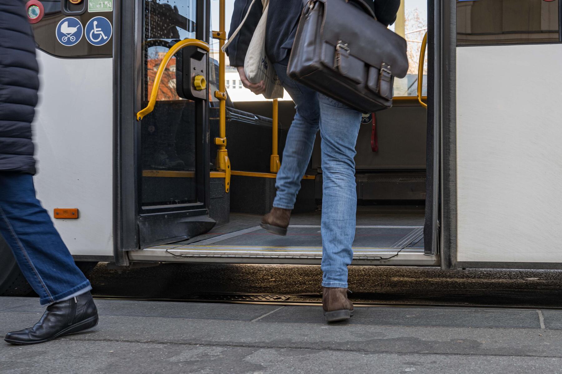 Polizei studiert Video: Bei Unfall in der Bimtür eingeklemmt: Was Prüfung der Graz-Linien ergab