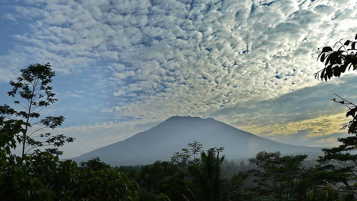 Der Mount Agung auf der indonesischen Ferieninsel Bali 