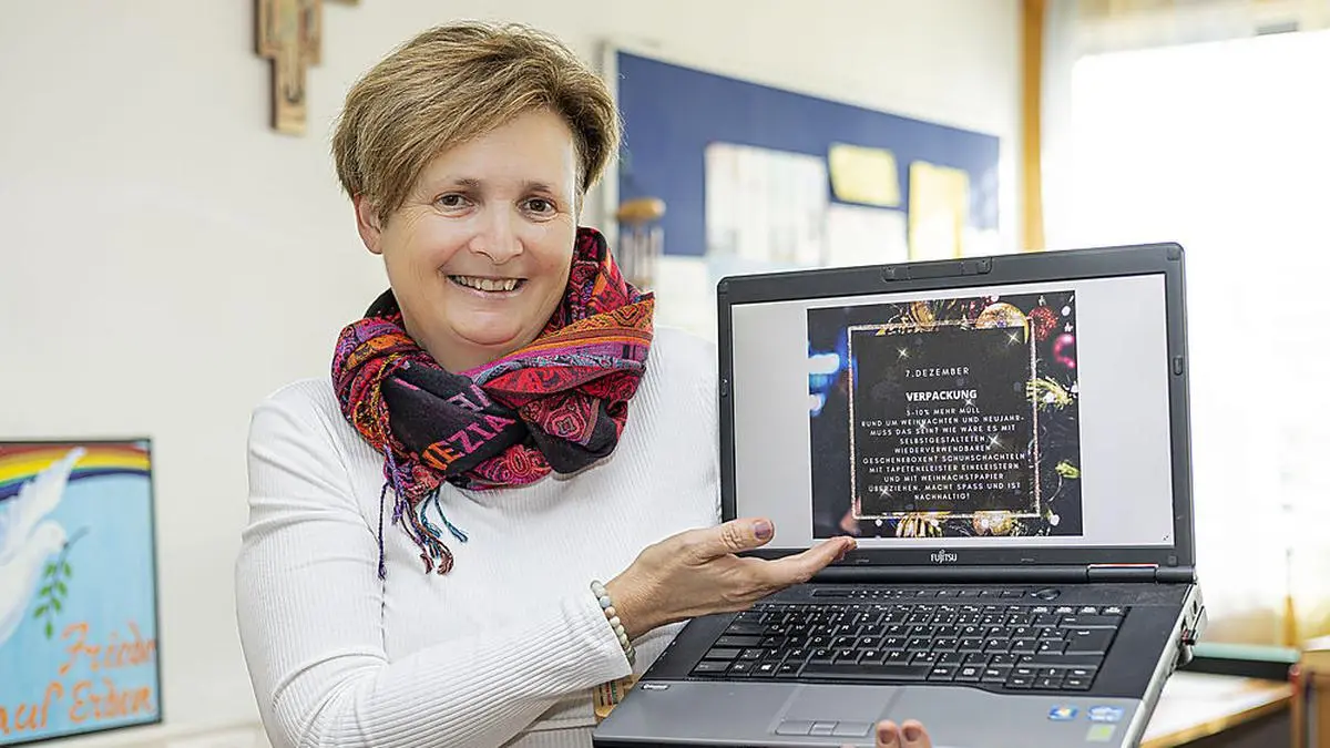 Corinna Guggenberger-Holl zeigt das Fenster von heute, das sich dem Verpackungsmüll und Alternativen widmet