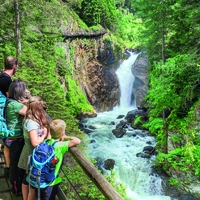 In der Groppensteinschlucht wandert man entlang von Stromschnellen und Wasserfällen mit bis zu 30 Metern Fallhöhe