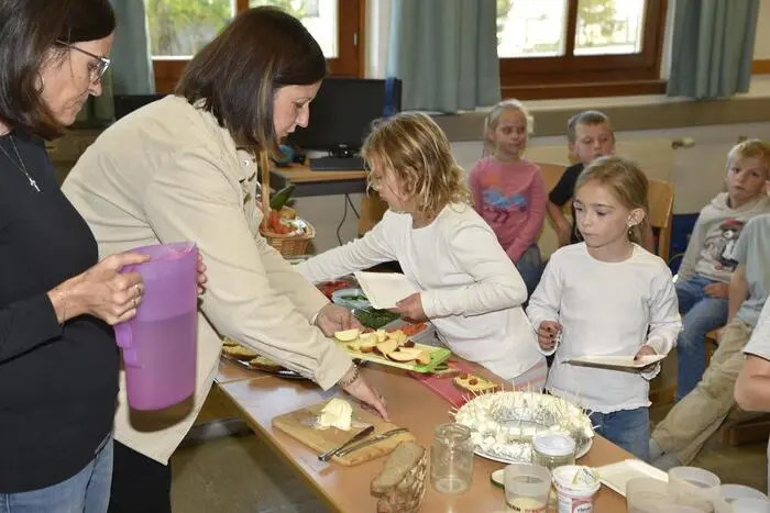Bei ihrem anschaulichen Vortrag erklärten sie den Kindern, was die tägliche Arbeit im Stall, am Feld oder ganz grundsätzlich in einem landwirtschaftlichen Betrieb umfasst, verteilten Anschauungsmaterial und luden zum Verkosten regional produzierter Nahrungsmittel vom Bauernhof ein.
