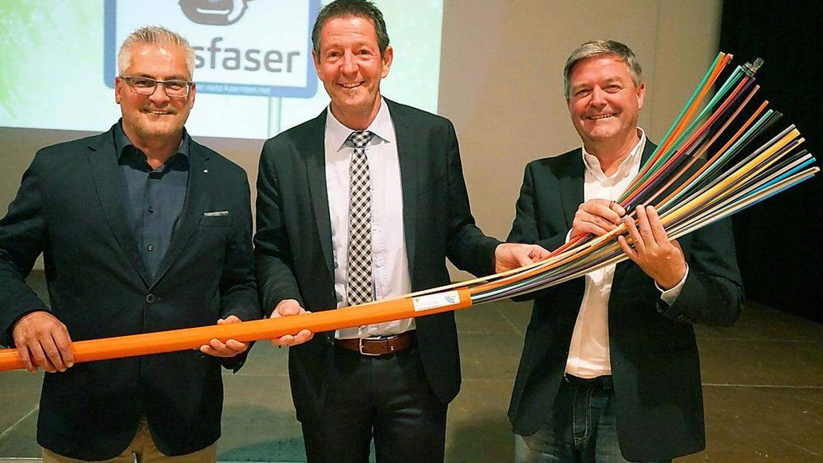 Peter Schark, Müller und Klaus Bergmann mit Glasfaserkabel