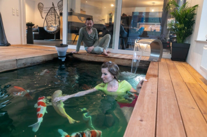 Fischverliebt im Wohnzimmer.Im Inneren von Markus’ und Melissas Zuhause warten schuppige Mitbewohner: Die beiden haben ein großes Becken voller Koi-Karpfen in ihre Wohnräume integriert. Manchmal steigt das Paar sogar zu den Fischen ins Wasser und schwimmt eine Runde mit. Die ganze Story Fotoserie